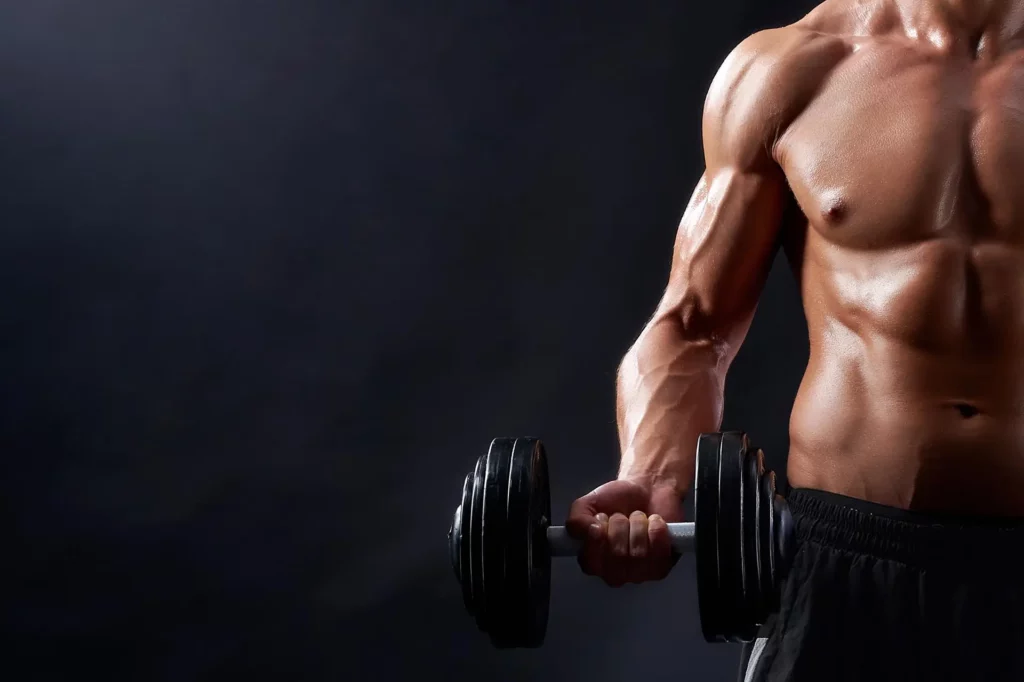 Come aumentare la massa muscolare - Uomo muscoloso solleva peso