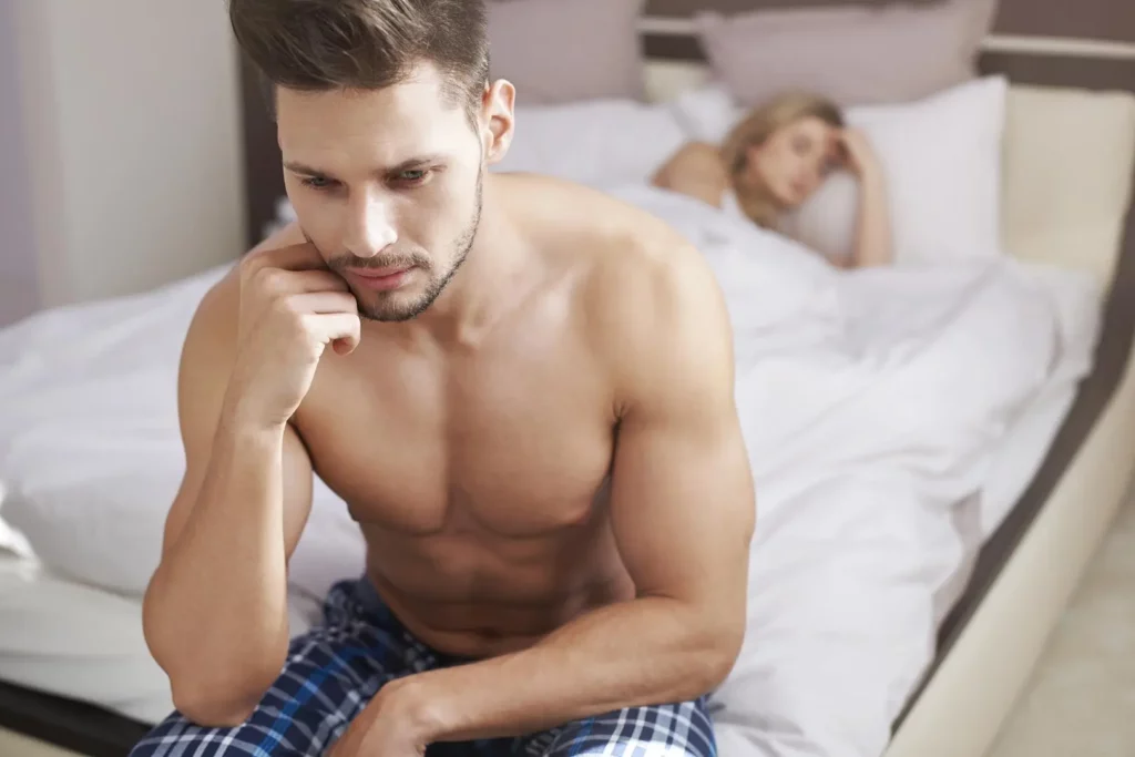 Effetti della creatina sulla vita sessuale - Uomo triste seduto sul letto